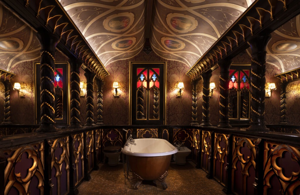 Heriot suite Witchery, Edinburgh. Photograph David Cheskin.02.2021